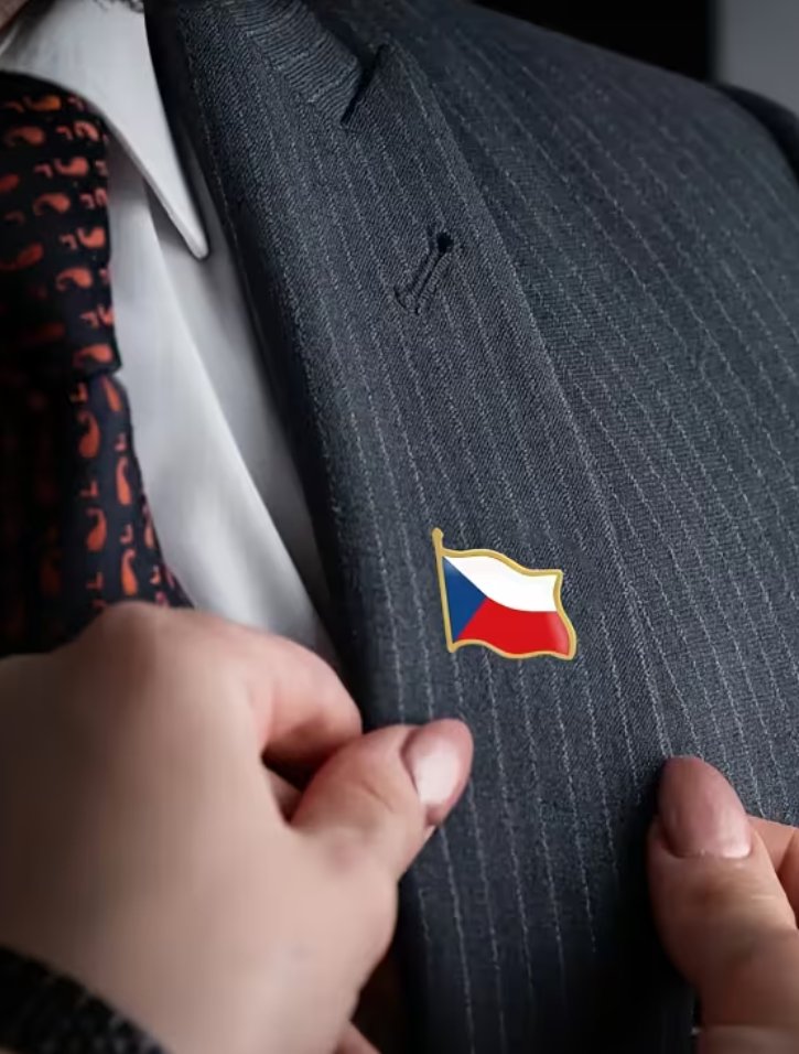 ODZNAK ČESKÁ VLAJKA VLAJÍCÍ ZLATÝ LEM
